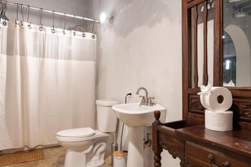 圣胡安Cozy Studio Gem - Old San Juan - Near Attractions的白色的浴室设有卫生间和水槽。