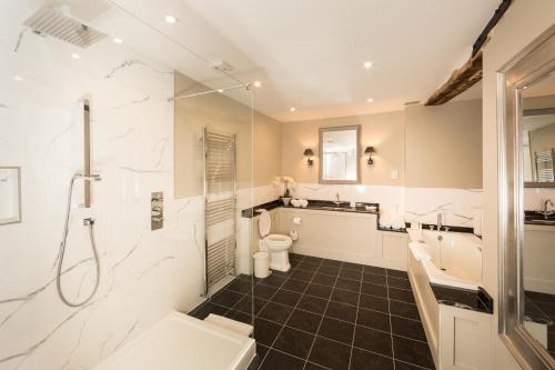 伊普斯威奇亨特尔沙姆厅酒店的带淋浴、卫生间和盥洗盆的浴室