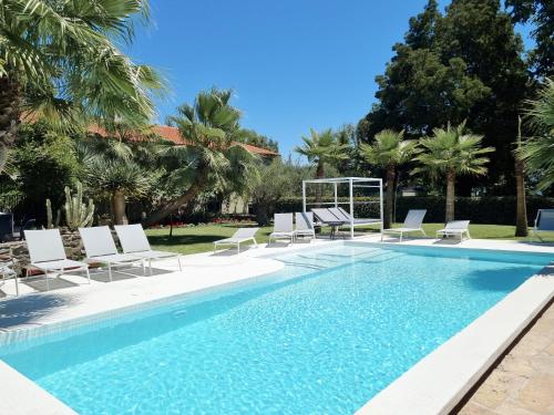 圣托·蒂尔索Quinta de Silvalde的一个带躺椅的游泳池和一个游泳池