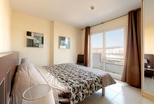 艾姆布里亚布拉瓦茂瑞西公园酒店的一间卧室设有一张床和一个大窗户