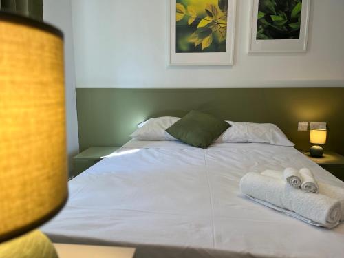 彭布罗克Modern and Spacious 3 Bedroom Apartment的一张带毛巾和两条毛巾的床