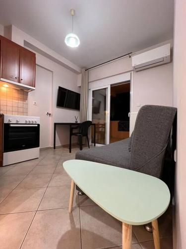 阿格里尼翁Αγρίνιο κέντρο ΔΣ A2的厨房以及带桌椅的起居室。