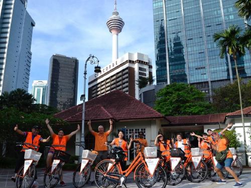 吉隆坡ASTRA @ Suite Platinum 2 KLCC的一群骑着自行车的人,手臂在空中