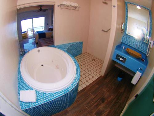 曼萨尼约Mar Celeste的浴室配有带镜子和水槽的浴缸