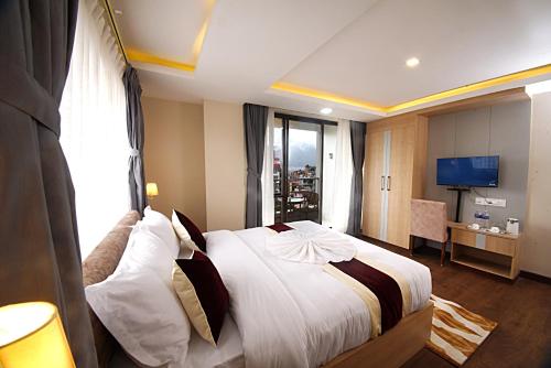 加德满都Divine Kathmandu Hotel的一间设有大床和窗户的酒店客房