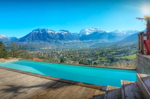 圣若里奥Chalet Kalyssia - OVO Network的一座山地游泳池