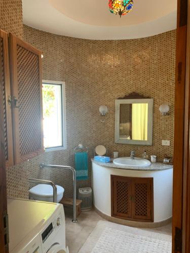 埃尔帕索Villa Jardines la Quinta的一间带水槽和镜子的浴室