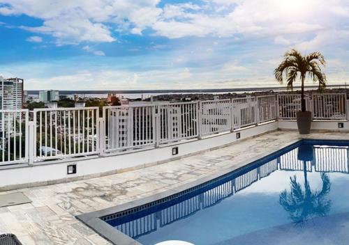 马瑙斯阿德利亚诺波利斯全套房酒店的建筑物屋顶上的游泳池
