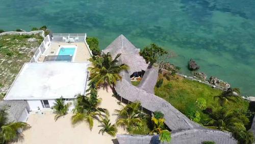 Stone TownNoah's Ark Zanzibar的海洋旁房子的空中景观