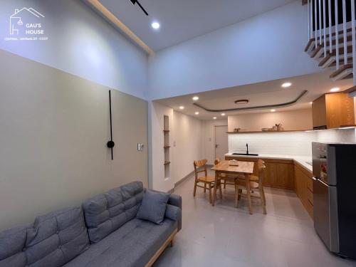 岘港Central, Minimalist and Cozy - Gau's House的客厅配有沙发和桌子