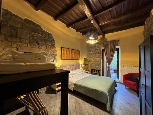 维泰博Al Cardinale的一间卧室设有一张床和石墙
