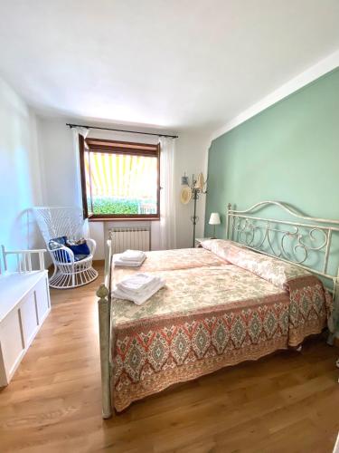 杜伊诺CASA VACANZE CERNIZZA的一间卧室设有一张床和一个窗口