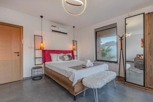 贝莱克Private & Secluded Luxury Villa Casa Pura Vida的一间卧室设有一张大床和一个窗户。