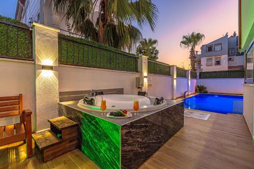 贝莱克Private & Secluded Luxury Villa Casa Pura Vida的阳台设有带浴缸的浴室