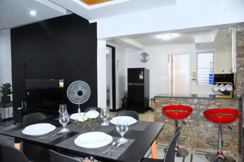 安蒂波洛Maison Dos 3 bedroom, with 200mbps internet speed, netflix and aircon的一间用餐室,配有黑桌子和红色椅子
