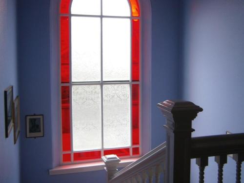 爱丁堡Dorstan House的楼梯,房间里有一个红色和白色的窗户