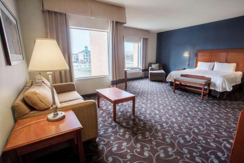 Deer Park芝加哥鹿园汉普顿套房酒店的酒店客房,配有床和沙发