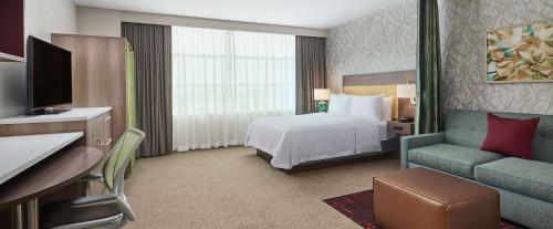 芝加哥芝加哥麦考密克广场希尔顿欣庭套房酒店 的酒店客房,配有床和沙发