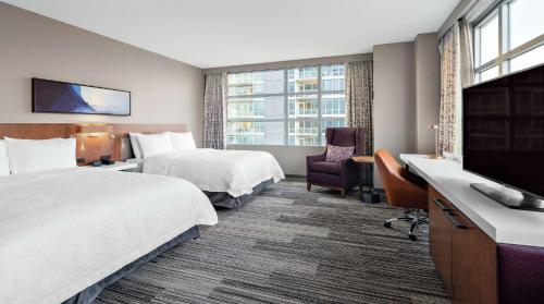 芝加哥芝加哥麦考密克希尔顿花园酒店 的酒店客房设有两张床和一台平面电视。