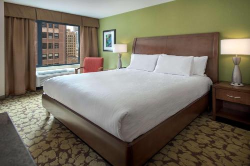 芝加哥Hilton Garden Inn Chicago Downtown Riverwalk的一间设有大床和窗户的酒店客房