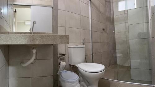 古鲁皮Grande Hotel的浴室配有白色卫生间和盥洗盆。