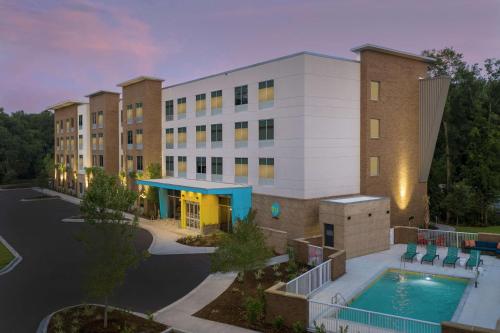 查尔斯顿Tru By Hilton Mt Pleasant Charleston的一座建筑前面设有游泳池