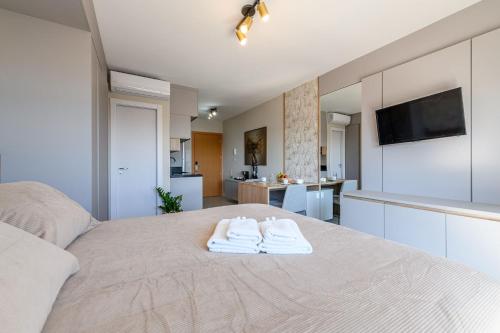 阿雷格里港LIV - Apartamento 1011的一间卧室配有带毛巾的床