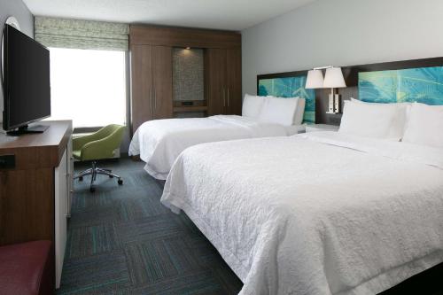 克拉尔维尔爱荷华市/科洛威尔汉普顿酒店的酒店客房设有两张床和一台平面电视。