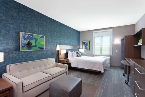 蒂梅丘拉Home2 Suites By Hilton Temecula的酒店客房,配有床和沙发