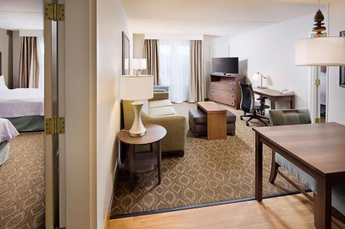 索伦克利夫兰索伦希尔顿惠庭套房酒店的配有一张床和一张书桌的酒店客房