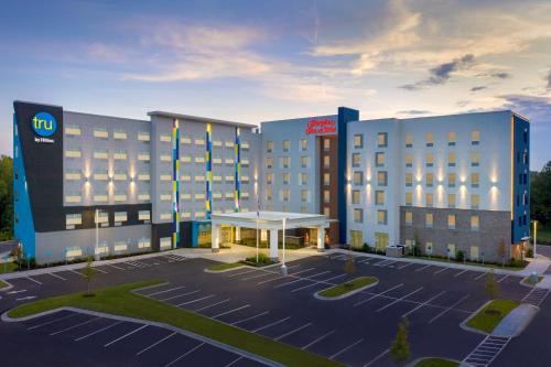 夏洛特Hampton Inn & Suites Charlotte Airport Lake Pointe的前面有一个停车位的酒店