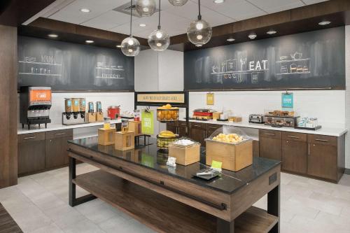 夏洛特Hampton Inn & Suites Charlotte Airport Lake Pointe的面包店,带食品盒的柜台