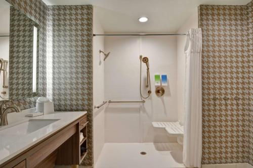 夏洛特Home2 Suites By Hilton Charlotte Piper Glen的带淋浴和盥洗盆的浴室