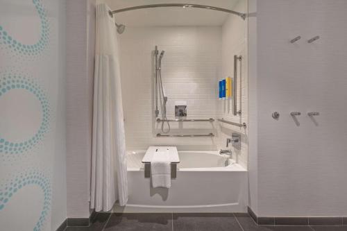 穆尔斯维尔Tru By Hilton Mooresville的白色的浴室设有浴缸和淋浴。
