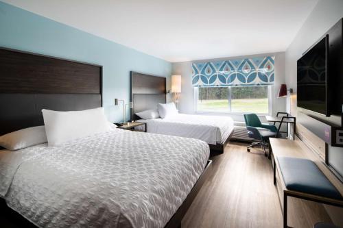 岩石丘Tru By Hilton Rock Hill, SC的酒店客房设有两张床和一台平面电视。