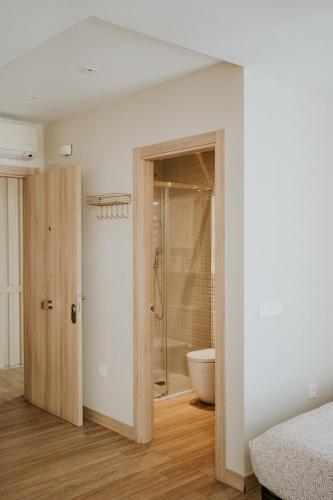 托雷德尔马尔Apartamentos Levante - Mares的一间卧室设有带淋浴和卫生间的浴室