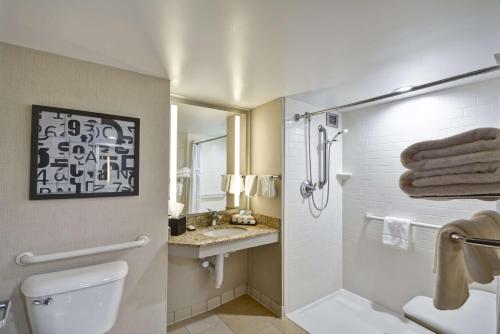 夏洛特夏洛特套房酒店的带淋浴、卫生间和盥洗盆的浴室