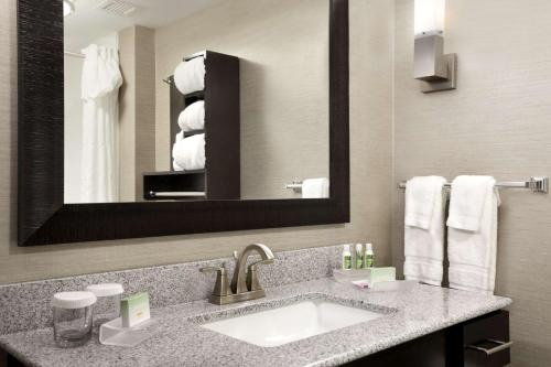 哥伦布Homewood Suites by Hilton Columbus OSU, OH的浴室配有盥洗盆、镜子和毛巾