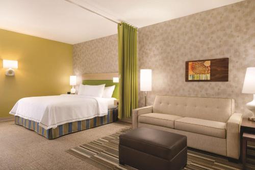 都柏林哥伦布都柏林希尔顿惠庭酒店的酒店客房,配有床和沙发
