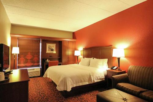 格罗夫城南哥伦布汉普顿酒店的酒店客房,配有床和沙发