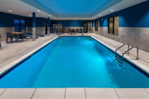 科迪Hampton Inn & Suites Cody, Wy的蓝色的游泳池,位于酒店客房内