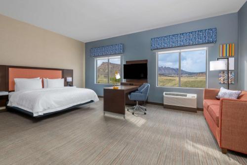 科迪Hampton Inn & Suites Cody, Wy的酒店客房,配有床和沙发