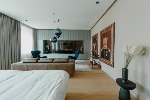 维尔纽斯Royal Marbles的一间卧室设有一张床和一间客厅。