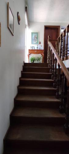 萨利纳克鲁斯Casa hermosa ubicada en el centro的楼梯间房子的楼梯