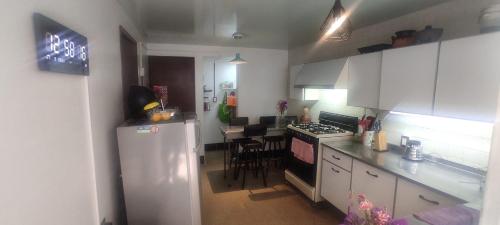 萨利纳克鲁斯Casa hermosa ubicada en el centro的厨房配有白色冰箱和炉灶。
