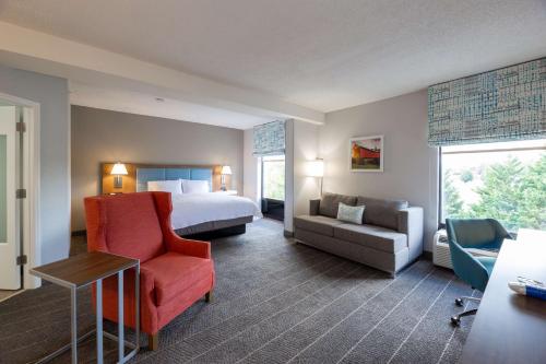 克里斯琴斯堡克里斯琴斯堡/黑堡汉普顿旅馆的酒店客房配有床、沙发和椅子