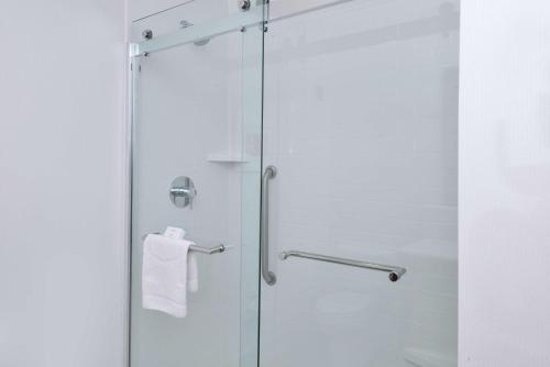 卡本代尔卡本代尔汉普顿酒店的浴室里设有玻璃门淋浴