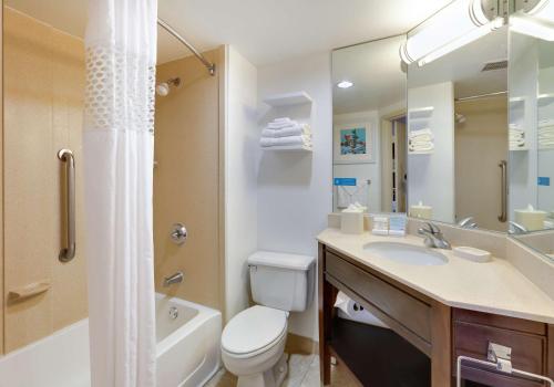 卡森洛杉矶/卡森汉普顿旅馆的浴室配有卫生间、盥洗盆和浴缸。