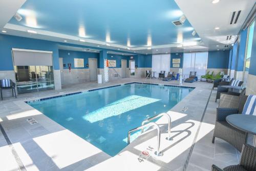 西切斯特Hampton Inn & Suites Cincinnati Liberty Township的在酒店房间的一个大型游泳池