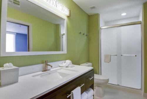 欧文希尔顿Irving/DFW机场北欣庭套房酒店的一间带水槽、卫生间和镜子的浴室
